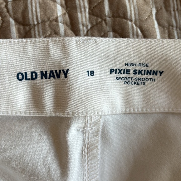 Old Navy White Ankle Cropped Jeans - Picture 3 of 3